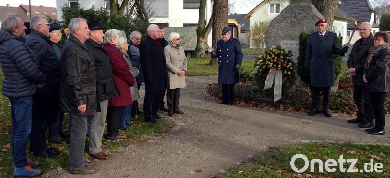 Stadtrat a. D. Helmut Ruhland hält die Gedenkrede und erinnert an Leid und Tod. Er legt zusammen mit Vorsitzender Edith Schimandl von den Moosfurtsiedlern am Mahnmal in der Siedlung einen Kranz nieder. Bild: R. Kreuzer