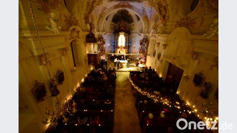 Nur Kerzen und eine Lichterkette erhellten die Kreuzbergkirche beim Lichtergottesdienst. Bild: bey