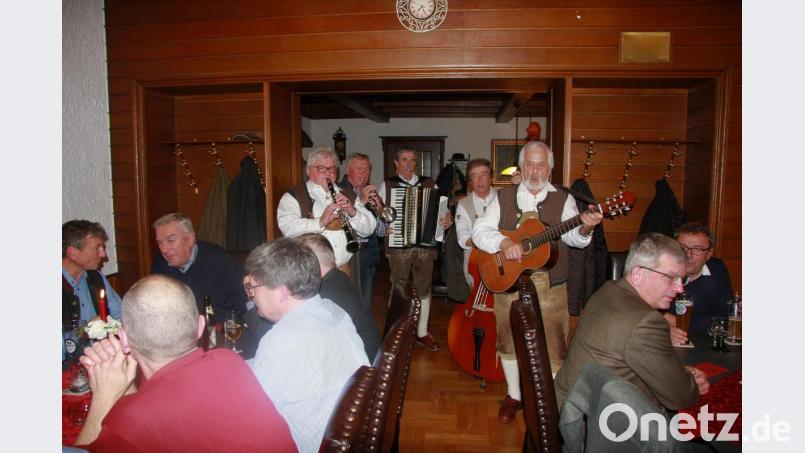 Für Stimmung beim Fischessen sorgte die &quot;Falkenberger Zoiglmusik&quot;. Bild: wro