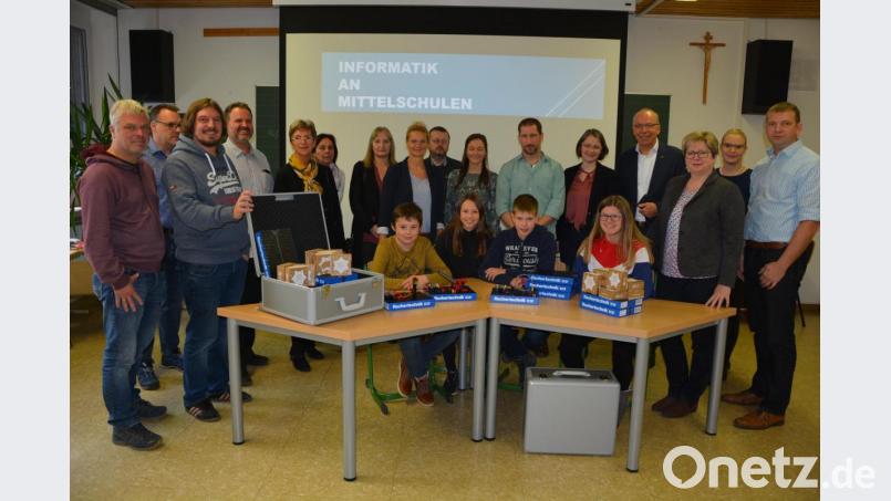 IGZ-Geschäftsführer Wolfgang Gropengießer (Vierter von rechts) hat jetzt an der Mittelschule Mitterteich 16 Robotics-Lernbaukästen und 16 Calliope-Mini-Boards im Wert von 1600 Euro übergeben. Darüber freuen sich Fachberater für Informatik Leonhard Fütterer (rechts) und Schulrätin Martina Puff (Vierte von rechts) gemeinsam mit den 15 Lehrer der sieben Landkreis-Mittelschulen, die an der Fortbildung teilnehmen. Schon vertraut mit den Baukästen sind die Schüler der Mittelschule Mitterteich (im Vordergrund). Bild: jr