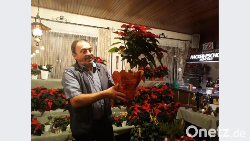 Otto Uhl versteigert Blumendekorationen, die die OVV-Mitglieder gefertigt haben. Bild: szl