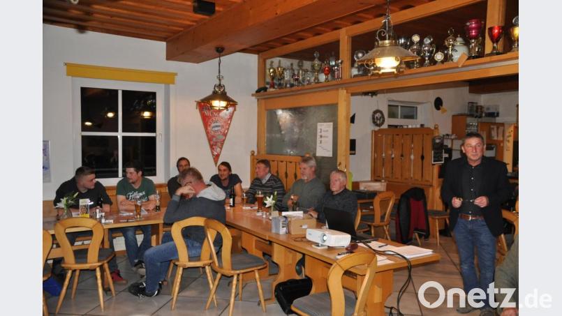 Vorsitzender Thomas Hecht (stehend) gab einen Überblick über die Entwicklungen im Ortsverband und in der Bauwirtschaft. Bild: ak