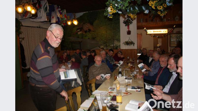 Bereits bei der Vorstellung konnte das neue Buch erworben werden. Bild: wro