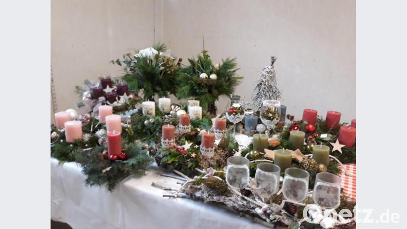 verschieden gestaltete weihnachtliche Gestecke und Adventkränze Bild: ksi