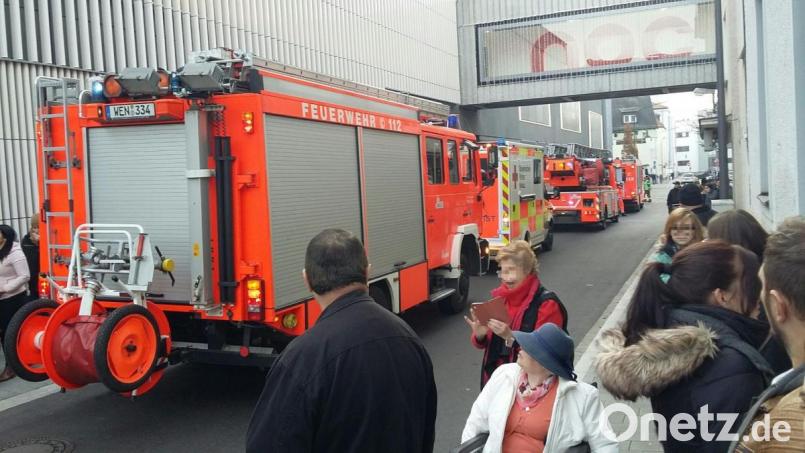 Die Rettungskräfte rollen an. Im NOC machte der Feueralarm eine Evakuierung erforderlich. Bild: Dobmeier