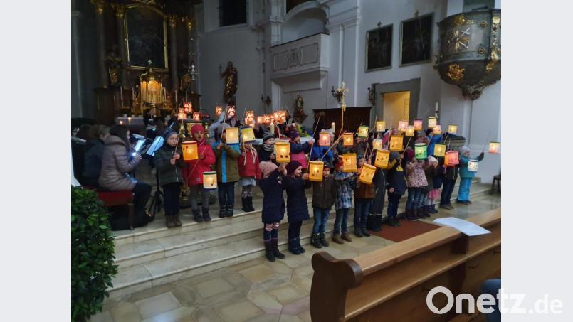 Mit selbst gebastelten Laternen ziehen die Mädchen und Buben von der Kirche zum Kindergarten. Bild: exb/Katharina Pfistermeister