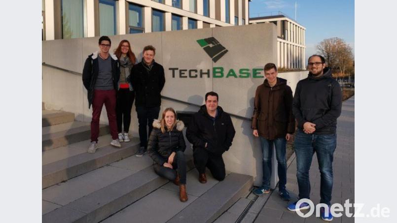 Das Tech-Burg-Team vor dem Haupteingang der "Tech-Base" in Regensburg. Bild: exb