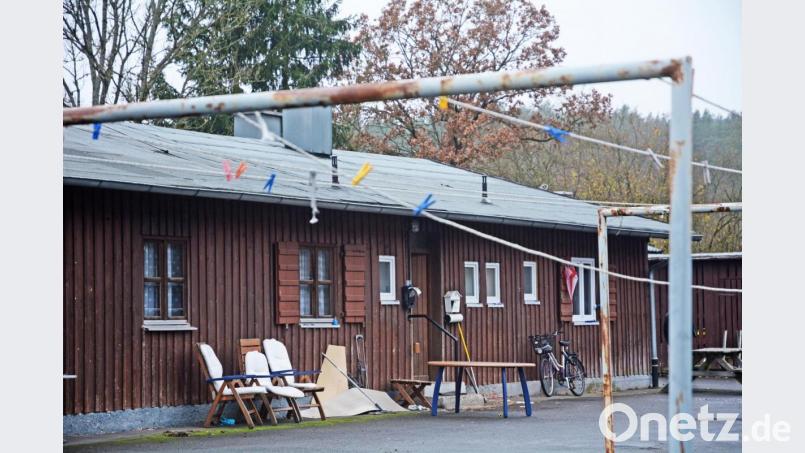 Die alten Häuser in der Notunterkunft sollen möglichst bald einem Neubau weichen. Dafür sprachen sich die Mitglieder des Sozialausschusses aus. Bild: Gabi Schönberger