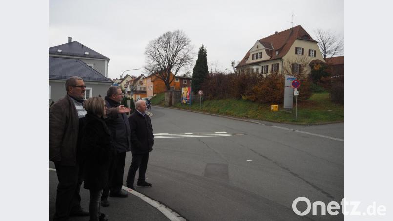 Bürgermeisterkandidat Gerhard Steiner weist auf die problematische Verkehrssituation im Kurvenbereich der Johann-Dietl-Straße beim Kindergarten St. Martin hin. Das dahinter liegende Grundstück eignete sich nach Ansicht der Partei bestens für eine Erweiterung von altersgerechten Wohnungen. Bild: exb