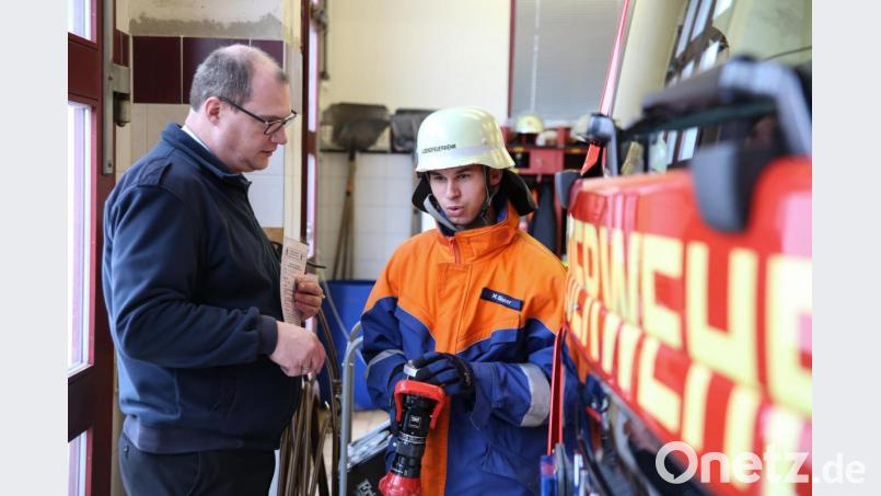 MTA Basismodul Ursensollen Kreisbrandmeister Roland Kolbeck (links) bei der praktischen Prüfung. Bild: egl