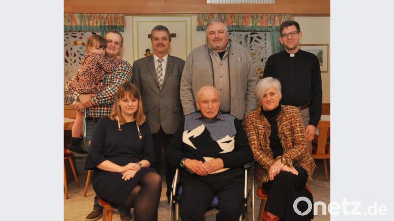 Heinrich Rewitzer feiert 90. Geburtstag. Tochter Inge (rechts) und Sohn Heinrich (hinten, Mitte), Enkelin Miriam, (vorne, links) und Urenkelin Annabell lassen ihn hochleben. Bürgermeister Andreas Wutzlhofer (hinten, Zweiter von links) und Kaplan Alexander Ertl (rechts) schließen sich den Glückwünschen an. Bild: dob