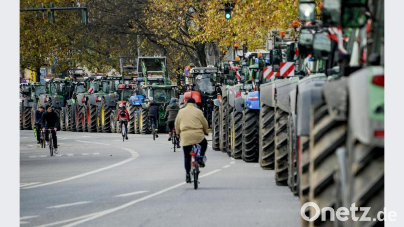 Wenn die Bauern auf Sternfahrt gehen, sind sie nicht zu übersehen. Bild: Axel Heimken/dpa