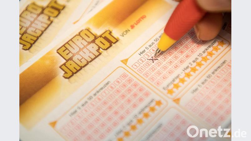 Eine Kundin füllt einen Eurojackpot-Lotterie-Schein aus. Symbolbild: Fabian Sommer/dpa