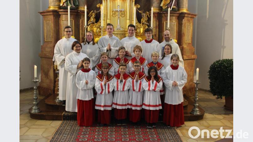 Aufgenommenen in den Ministrantendienst werden (vordere Reihe von links) Isabell Schäffler, Paula Scherb, Julian Pöllath, Niklas Kersten, Vanessa Giehl sowie (zweite Reihe von links) Max Hauer, Paul Kippes, Quirin Kollerer und Jakob Wagner. Andreas Hecht, Maria Gleißner und Thomas Fukerider (hintere Reihe von links) werden von den Oberministranten und Pater Rafal verabschiedet. Bild: exb/Sabine Zenger