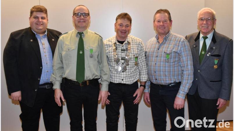 Bei der Königsproklamation (von links): Bürgermeister Dieter Dehling, 1. Ritter Bertram Menzel, Schützenkönig Bernd Ibler, 2. Ritter Werner Englhard und Schützenmeister Bruno Müller. Bild: no