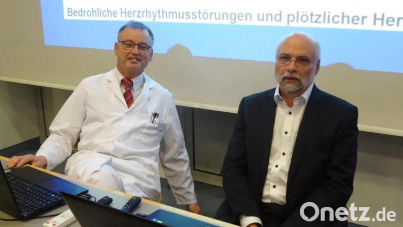 Über Rhythmusstörungen und plötzlichen Herztod informierten im St.-Anna-Krankenhaus Prof. Dr. med. Karl Josef Osterziel (rechts) und Chefarzt Dr. med. Helge U. Simon. Bild: hka