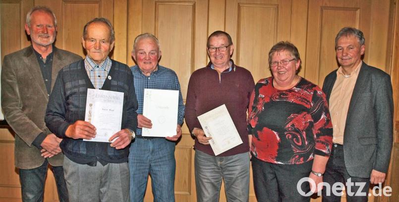 Gemeinsam mit stellvertretendem Kreisvorsitzenden Eduard Eckl (links) und Zweitem Bürgermeister Josef Weinfurtner (rechts) zeichnete Vorsitzende Maria Mayer die Mitglieder Rainer Salbeck, Josef Schön und Xaver Riepl für ihre langjährige Vereinstreue aus. Bild: sön