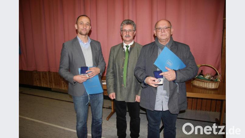 Eckhard Deutschländer (links) und Erich Schraml (rechts) wurden von Bürgermeister Wolfgang Braun mit der Bürgermedaille in Silber ausgezeichnet. Bild: wro