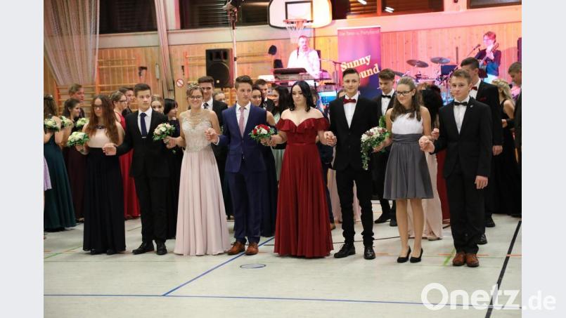 Die Tanzschüler aus den neunten Klassen eröffneten mit einer Polonaise und einem Walzer die Ballnacht. Bild: akp