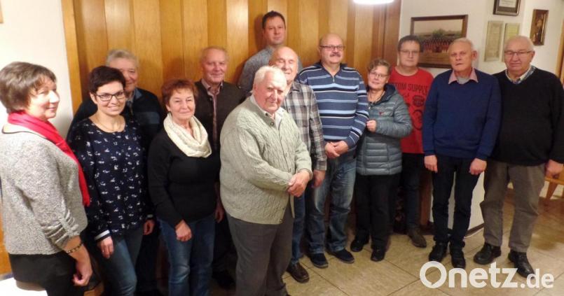 Für vier Jahren haben die Mitglieder des Bienenzuchtvereins Kemnath die Führungsmannschaft um Vorsitzenden Andreas Schultes (rechts) gewählt. Kreisvorsitzender Johann Schön (Zweiter von rechts) berichtete von der drohenden Aberkennung der Gemeinnützigkeit des Landesverbandes. Bild: br