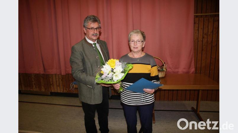 Für ihre Verdienste beim VdK erhielt Erna Thoma eine besondere Würdigung durch Bürgermeister Wolfgang Braun im Namen der Marktgemeinde. Bild: wro