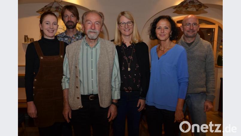 Sonja Wolf (links) gewann das Mixed-Turnier mit Tim Mirus, der krankheitsbedingt nicht anwesend sein konnte, vor Franz Wolf senior (Dritter von links) und Regina Wolf (Dritte von rechts), Christine Rupprecht (Zweite von rechts) und Lutz Mirus (rechts). Der bisherige Abteilungsleiter Franz Wolf (Zweiter von links) wurde nach 20 Jahren gebührend aus seinem Amt verabschiedet. Bild: dob