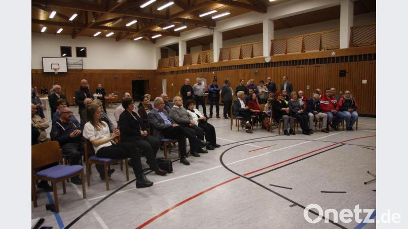 Die Gäste erwarteten mit Spannung die Namensnennung der Geehrten in der Mehrzweckhalle. Bild: wro