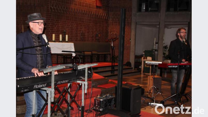 Ein begeisterndes Konzert boten Siegfried (links) und Oliver Fietz in Tirschenreuth. Bild: kro