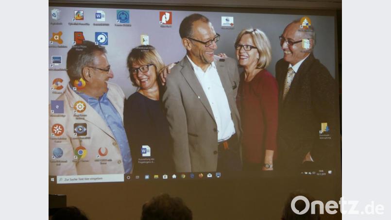 Von einer Leinwand aus begrüßten (von rechts) Schriftführer Heribert Lassner, Schatzmeisterin Brigitte Brüchner, Vorsitzender Karl Lorenz, Geschäftsführerin Elisabeth Gottsche und 2. Vorsitzender Dieter Klein die Versammlungsteilnehmer. Bild: rn