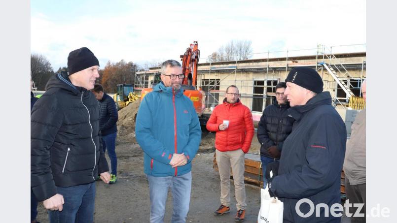 Markus Preisinger (links) und Lothar Müller (rechts) bedankten sich bei Reinhard Renner, dass er sich am Samstagnachmittag Zeit genommen hat, um über die Baustelle für den Neubau der Kläranlage zu führen. Bild: flt