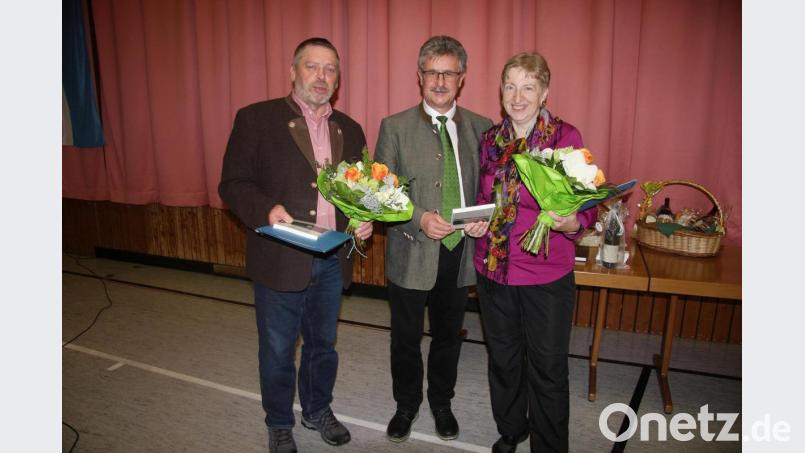 Stellvertretend für Angela Sperrer und Hannelore Bienlein-Holl nahmen Martin Betz (links) und Ramona Glowka (rechts) die Auszeichnungen entgegen. Bild: wro