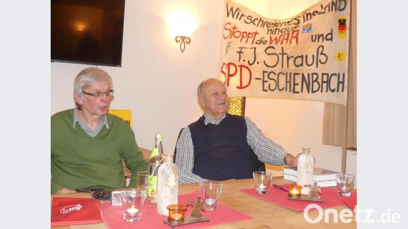 Unter dem WAA-Transparent Eschenbacher Demonstranten stellten sich Hans Schuierer und Wolfgang Nowak (von rechts) den Fragen der Besucher aus Eschenbach und Umgebung. Bild: rn