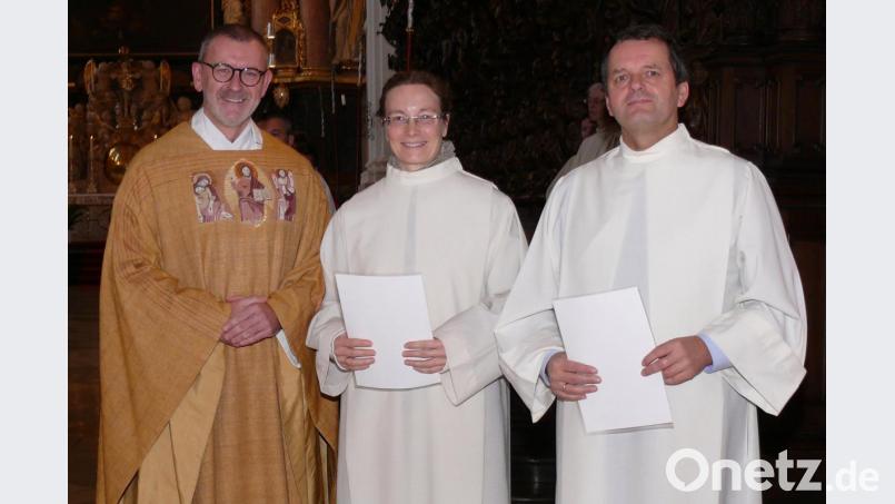 Zum Christkönigs-Fest am Sonntag hieß (von links) Stadtpfarrer Thomas Vogl mit Nicole Katsikis und Ulrich Liegl zwei neue Kommunionhelfer willkommen. Bild: kgg