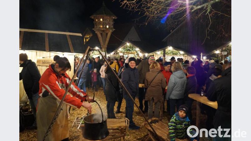 Hell erleuchtete Buden und über offenem Feuer köchelte das von den Schützendamen zubereitete Wildgulasch. Beim 16. Adventsmarkt in Gleiritsch war diese Spezialität heiß begehrt. Bild: sgs