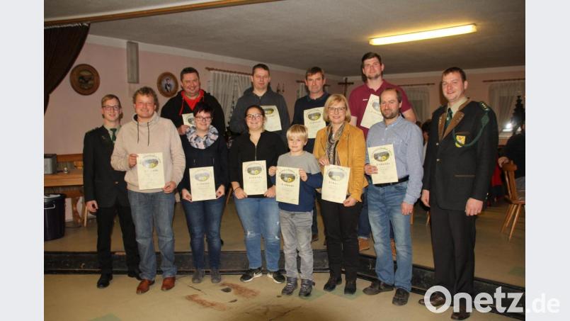 Den Vertretern der zehn besten Vereine beim Gemeindeschießen in Niedermurach gratulierten die Schützenmeister Johannes Schneeberger (Murachtaler Schützen, links) und Michael Fuchs (Schlossfalke Pertolzhofen, rechts). Bild: frd