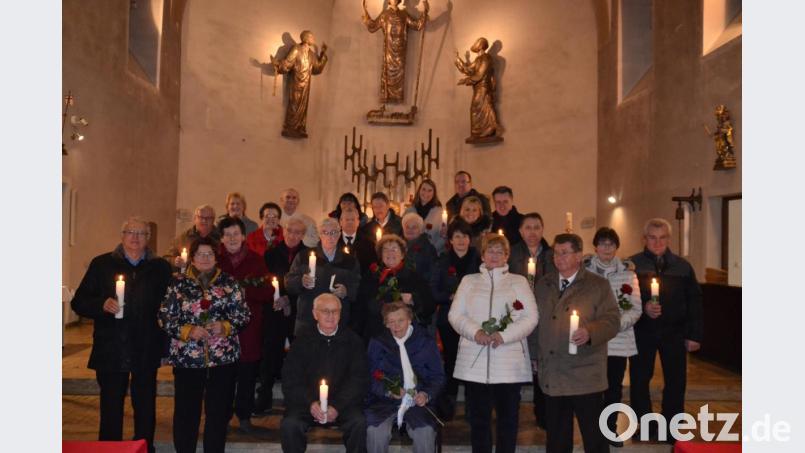Zwölf Jubelpaare feiern ihr Ehejubiläum mit einem Dankgottesdienst in der Pfarrkirche St. Peter und Paul. Den Jubilaren gratulierte Pfarrer Josef Most und Pfarrgemeinderats-Sprecherin Elisabeth Völkl zu 10, 25, 40, 50 und 60 gemeinsamen Ehejahre. Bild: gi