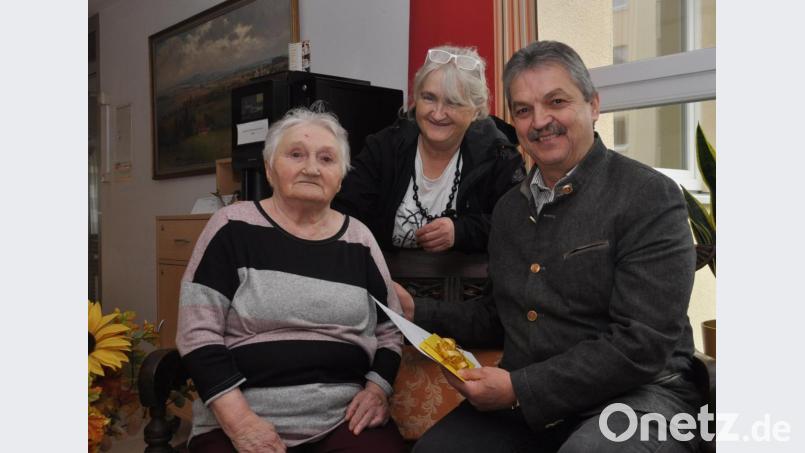 Zum 85. Geburtstag von Pauline Schell kam Bürgermeister Andreas Wutzlhofer im Walter-Siegert-Caritasheim vorbei, um der Wahl-Vohenstraußerin die besten Glückwünsche zum Ehrentag zu übermitteln. Tochter Luise Wohner (Mitte) holte ihre Mutter zur familiären Feier ab. Bild: dob
