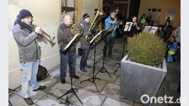 Zum 19. Mal veranstalten der Heimat- und Trachtenverein und der Gewerbeverband vom 1. bis einschließlich 23. Dezember den Lebendigen Adventskalender. Das erste Fensterl am Ostgiebel des Rathauses öffnet am Sonntag um 17 Uhr Bürgermeister Hermann Falk. Die musikalische Umrahmung übernimmt wieder die Bläsergruppe „D’Herzensblecher“. Bild: u