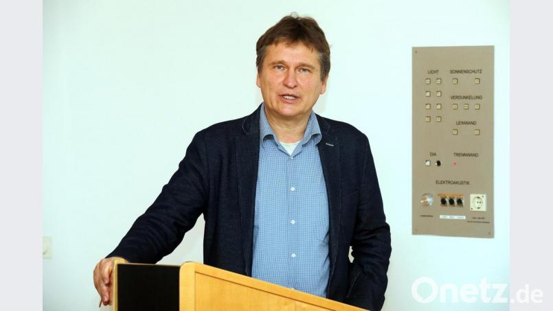 Professor Manfred Miosga von der Uni Bayreuth schilderte am Montagabend bei der Hanns-Seidel-Stiftung, wie die Revitalisierung von Ortskernen gelingen kann. Bild: Wolfgang Steinbacher