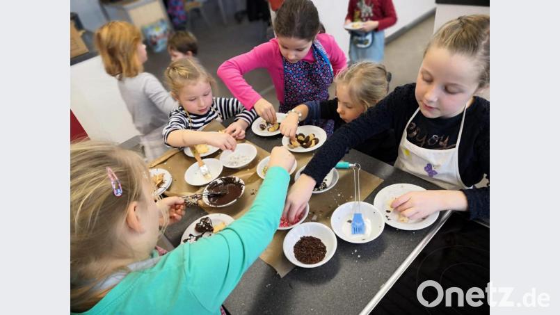 Mit Schokolade, Streusel und Puderzucker verzierten die Kinder ihre Plätzchen. Bild: Barbara Weismeier