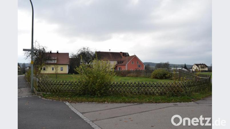 Auf dem freien Gelände im Schwärzermühlweg in Trisching soll ein dreigeschossiges Mehrfamilienwohnhaus mit Flachdach gebaut werden. Der Gemeinderat stimmte dem Vorhaben zu. Bild: bnr