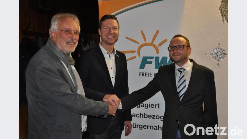 Vorsitzender Hans Schmidt und Landratskandidat Florian Wiedemann gratulieren Thorsten Neugirg (von links) zur Wahl als Bewerber um den Posten des Gemeindeoberhaupts. Bild: ak