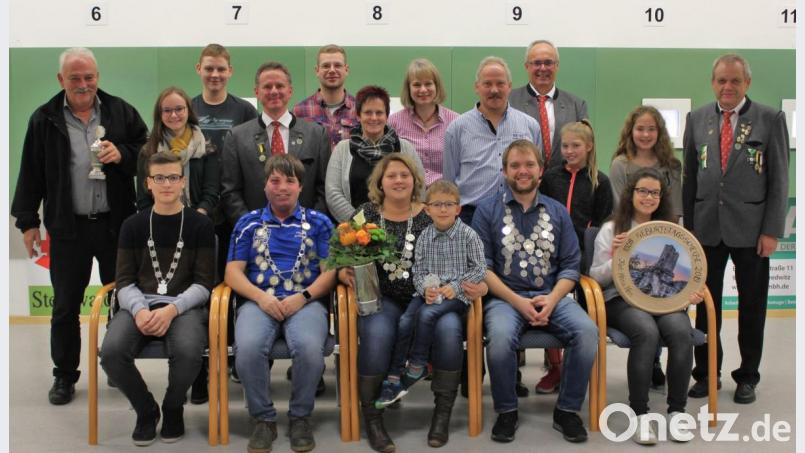 Das neue Königreich präsentierte sich sitzend von links: Jugendkönig Johannes Schieder, Luftpistolenkönig Andreas Heinz, Schützenliesl Daniela Haas mit Johannes, Schützenkönig Stefan Hein und die große Gewinnerin des Abends Christin Paukner mit der Geburtstagsscheibe von Karlheinz Hein (rechts). Die platzierten Ritter stehen jeweils hinter dem König. Manfred Haas (links) verewigt seinen Namen auf dem Senioren-Wanderpokal. Bild: att