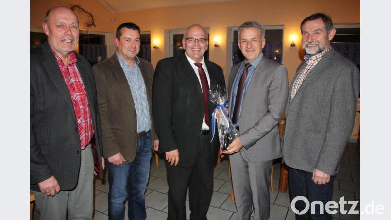Einstimmig wurde Klaus Mayer (mitte) zum Bürgermeisterkandidaten der Neualbenreuther CSU nominiert. Dazu gratulierten ihm von links, Altbürgermeister Albert Köstler, Zweiter Bürgermeister Christian Hebert, Landratskandidat Roland Grillmeier und Arthur Sommer. Bild: kro