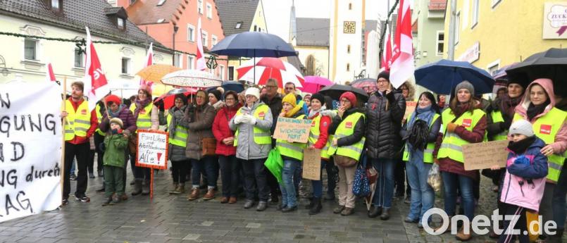 200 Asklepios-Beschäftigte demonstrierten auf dem Schwandorfer Marktplatz für einen Tarifvertrag und dadurch mehr Lohn und Urlaub. Bild: Hirsch