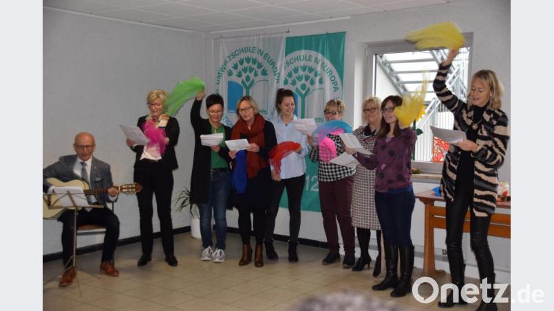 Der Lehrerchor begrüßte die neue Schulleiterin Stefanie Lutye-Küst mit dem Lied &quot;Hello again&quot;. Bild: wku