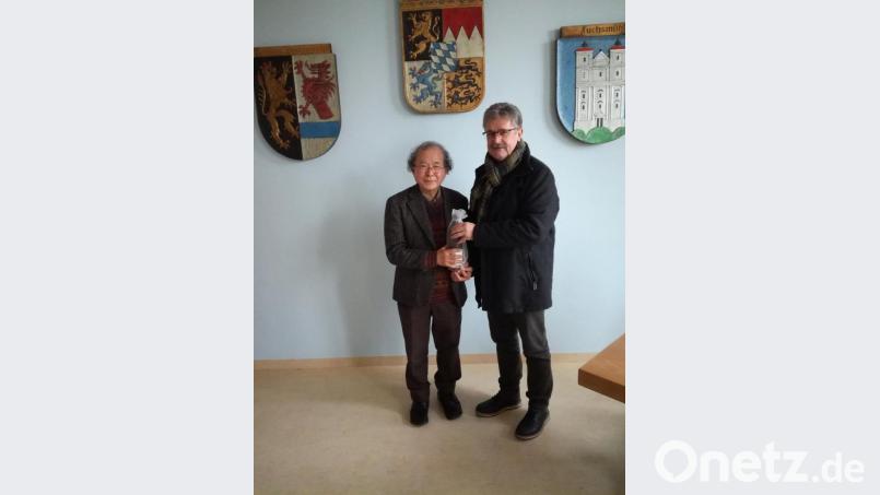 Professor Tatsuro Miyake (links) wurde bei seinem Besuch von Bürgermeister Wolfgang Braun (rechts) begrüßt. Die Überreichung eines kleinen Geschenks durfte nicht fehlen. Bild: exb