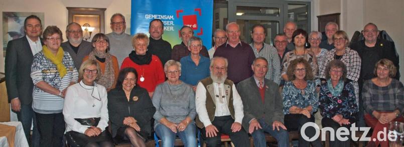 Es sei ihnen Freude und Ehre zugleich, betonten Festrednerin Irene Salberg (sitzend, Zweite von links) und Ortsvorsitzender Peter Seidel (stehend, rechts) zahlreiche Jubilare für 25 und 40 Jahre Mitgliedschaft auszeichnen zu können. Bei dem Treffen in der Alten Kaserne war Salberg zuvor auf die Erfolge der Gewerkschaftsbewegung eingegangen. Bild: sön