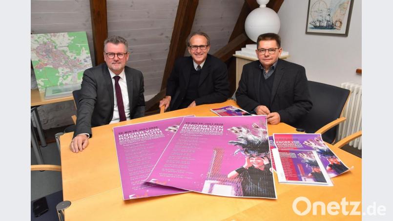 Regisseur Michael Ritz (Mitte) und Fred Tischler (rechts) stellten Bürgermeister Michael Göth die zehntägigen Knorr-von-Rosenroth-Schlossfestspiele vor. Bild: ANDREAS ROYER