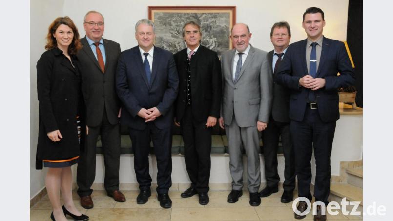 Sieben auf einem Bild: (von links) Tanja Schweiger (Landkreis Regensburg), Franz Löffler (Cham), Sprecher Richard Reisinger (Amberg-Sulzbach), Regierungspräsident Axel Bartelt, Willibald Gailler (Neumarkt), Johann Keller (Geschäftsführendes Präsidialmitglied Bayerischer Landkreistag) und Thomas Ebeling (Schwandorf). Bild: Christine Hollederer